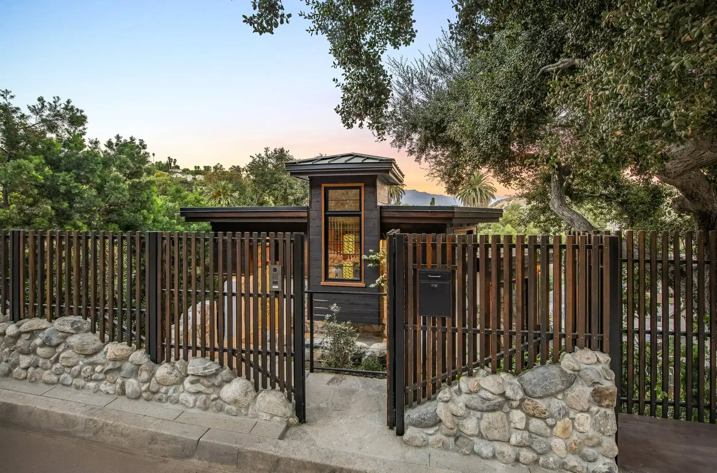 Los Angeles Exterior Stone Accent Wall Ideas