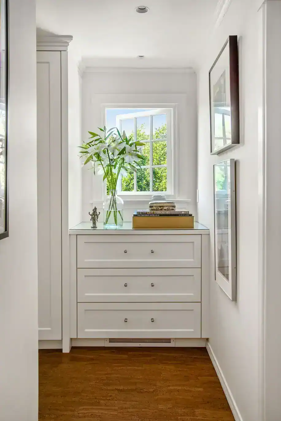  Mary Nichols's “granny flat” is located on the third floor, where plenty of natural light is available. (Nolasco Studios) 