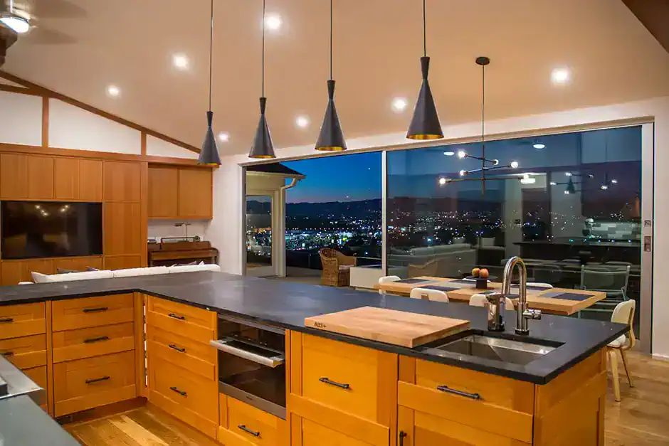 Kitchen with city vi.
