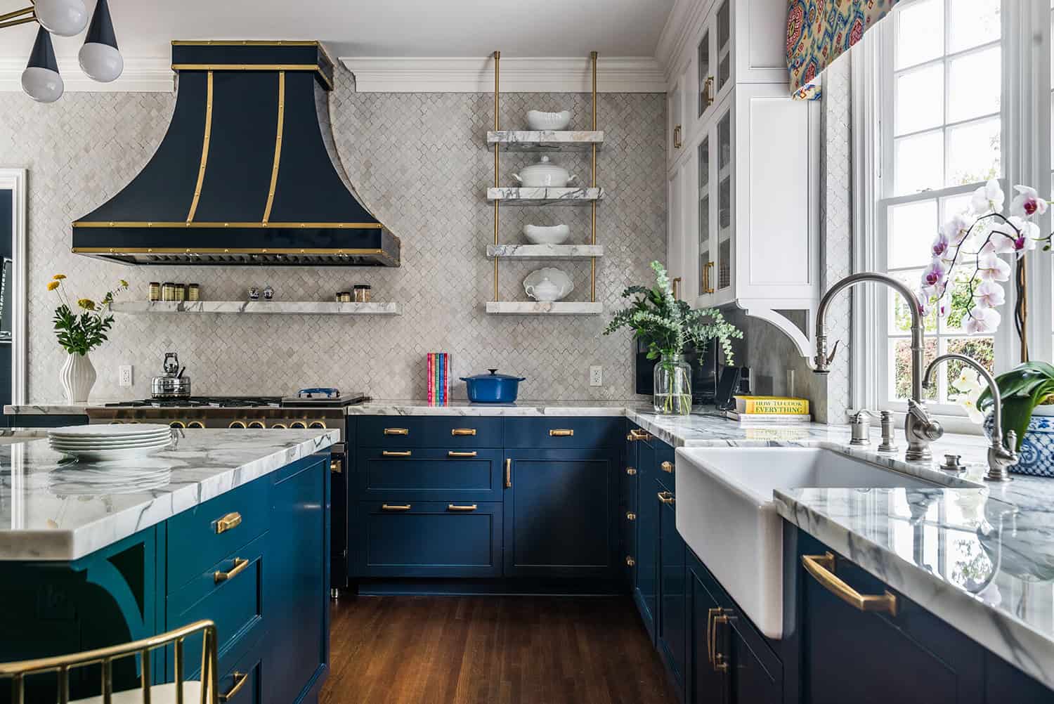 Kitchen with navy bl.
