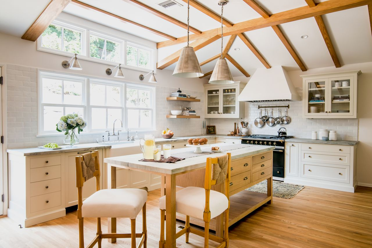 What is Farmhouse Interior Design? Rustic Materials, Refined Comfort