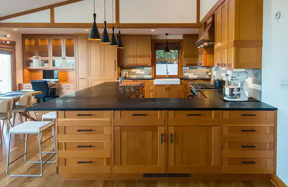 Modern kitchen with木.